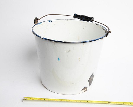 Bucket in Enamel